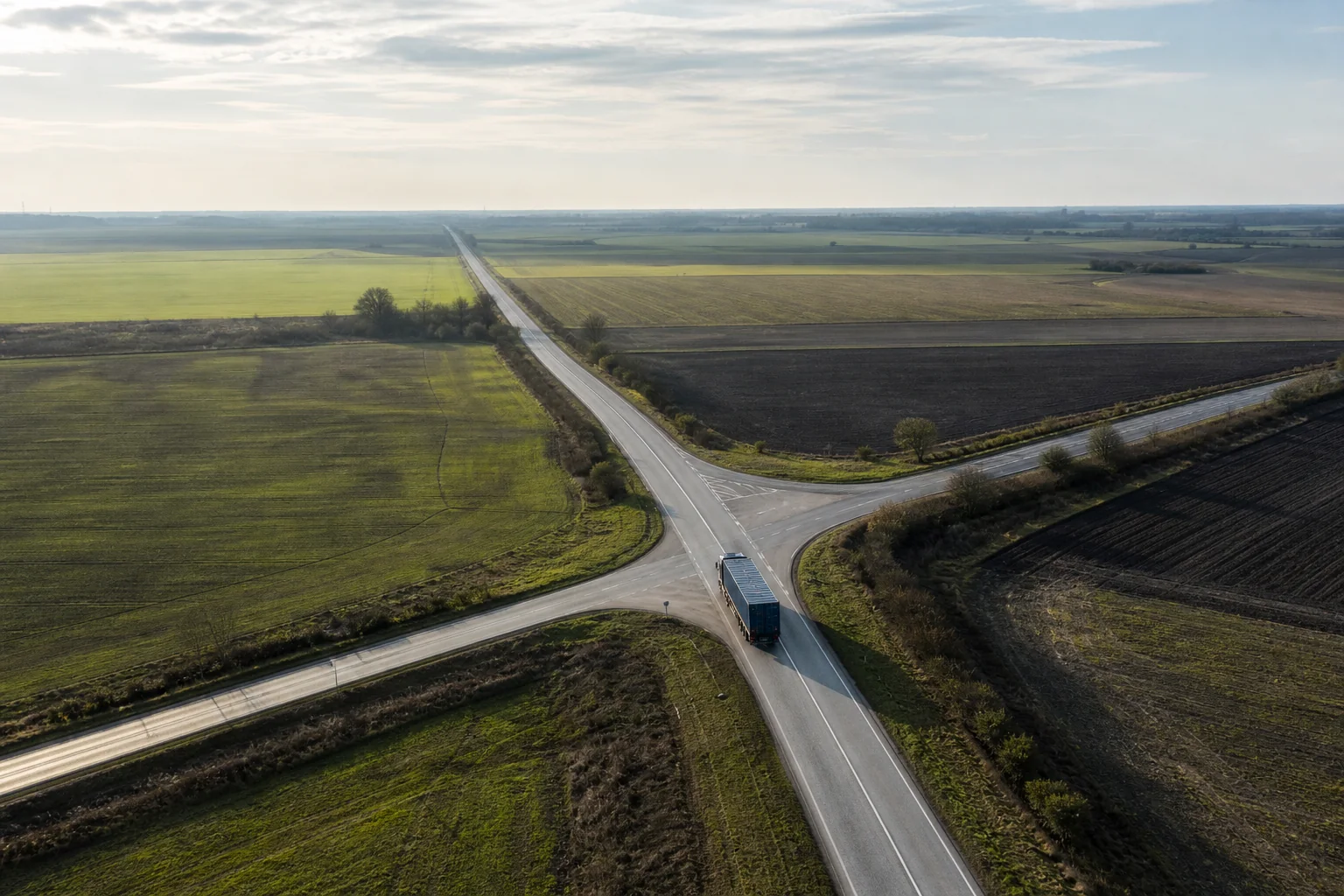 Lastbil på en rute gennem åbent landskab